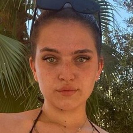 Mae Muller hot actress picture