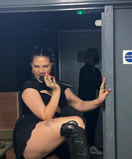 Mae Muller erotic pornstar picture