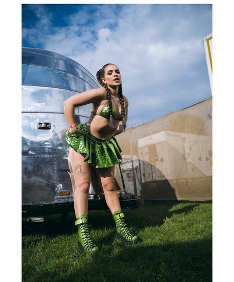 Mae Muller art actress image