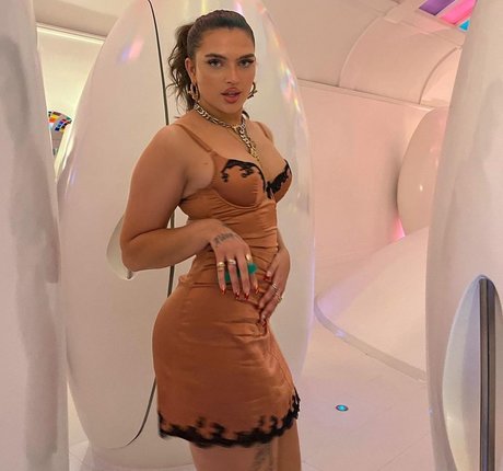 Mae Muller sex actress photo