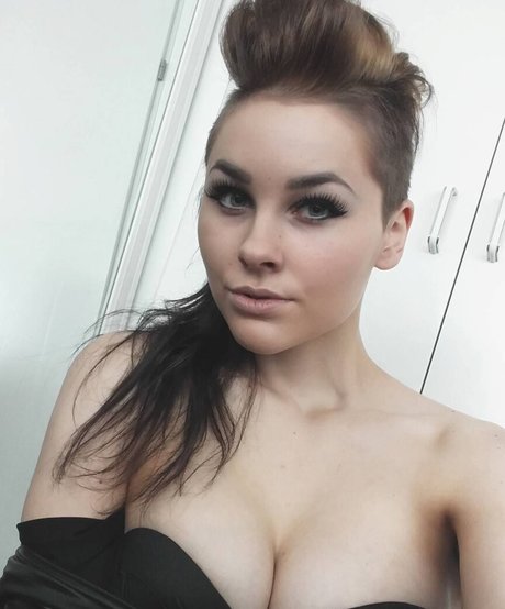 VMissyB sex model pic