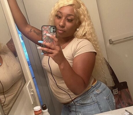 Sexy caramel naked star img