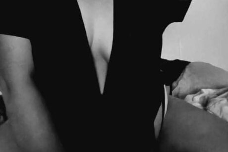 Roxie Lynn naked pornstar photos