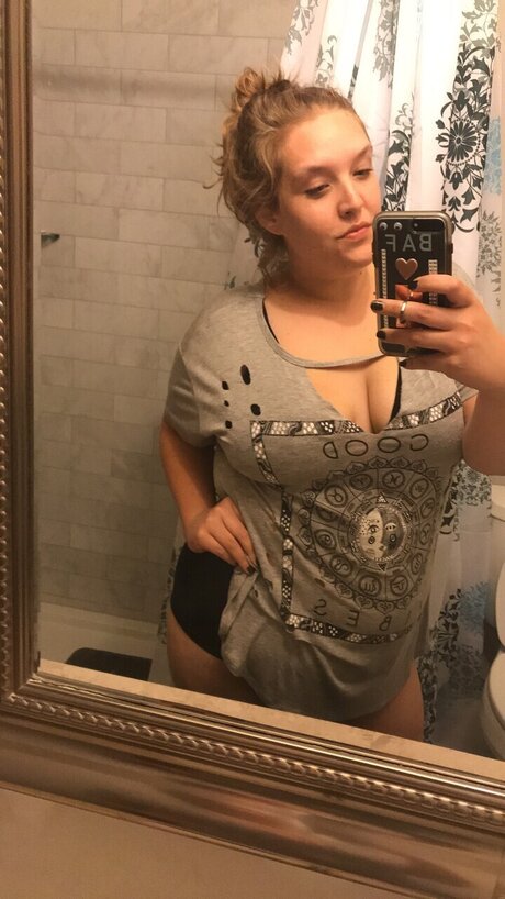 Chelsie xxx model image