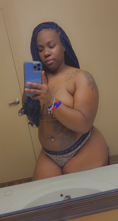 _NiqueNique_ porn actress pic