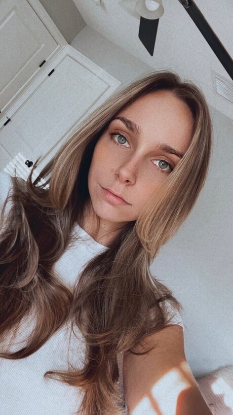 u228594686 hot star image