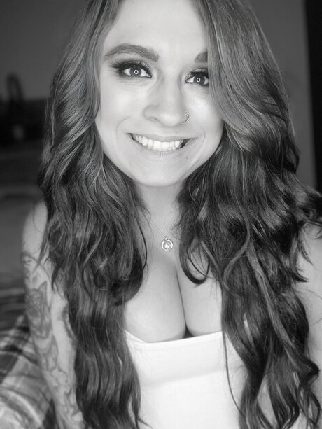 Nikkiie Weaver model pic