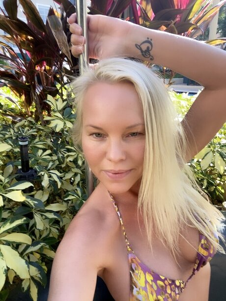 November Reighn model naked photo