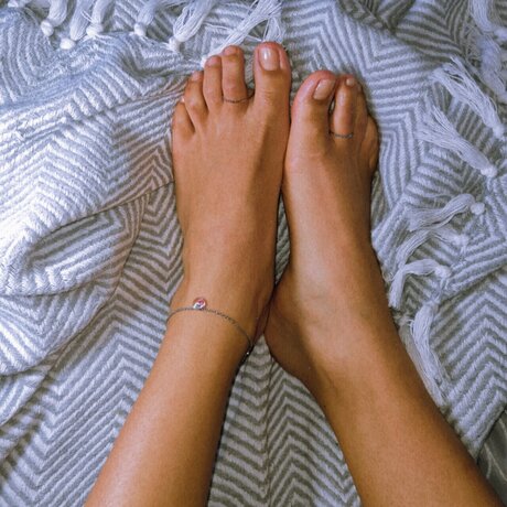 LatinaTastyFeet sexy model images