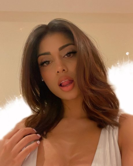 Priya Ares hot pornstar img