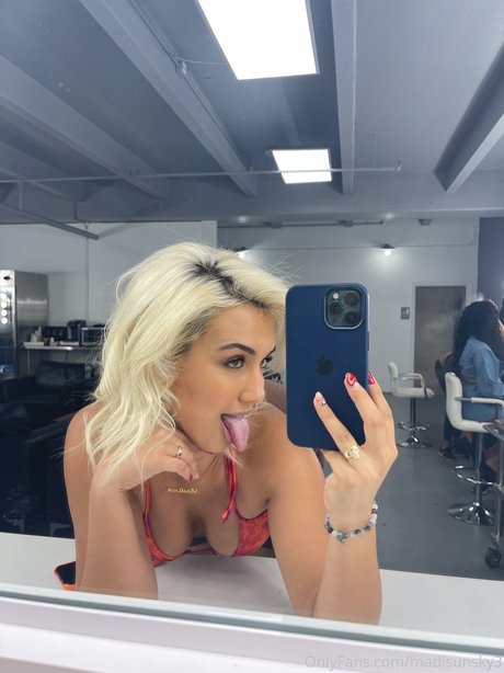 Madisun Sky sex star photos