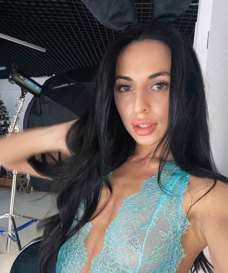 Kitana Young hot actress picture