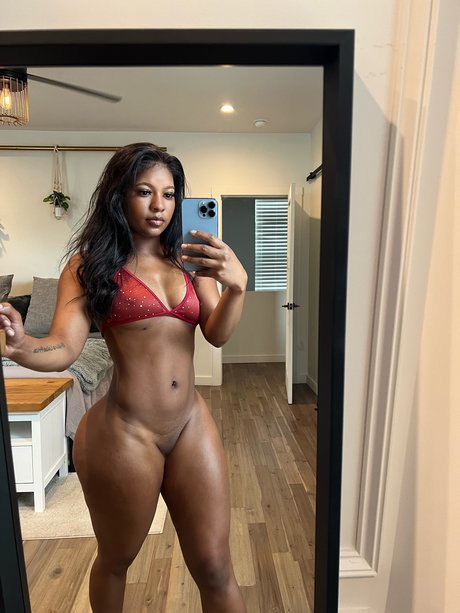 Saleema Mansur star hot images