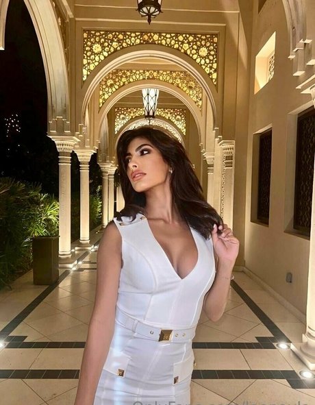 leonayla erotic actress pics