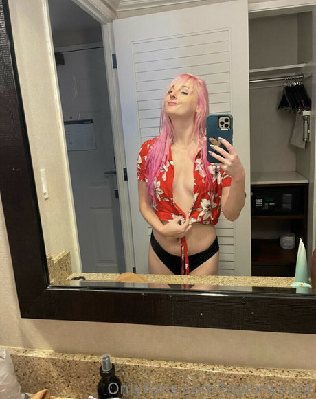 Taylorwould star erotic picture