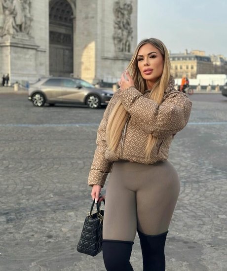 Lisa Amber nude model pic