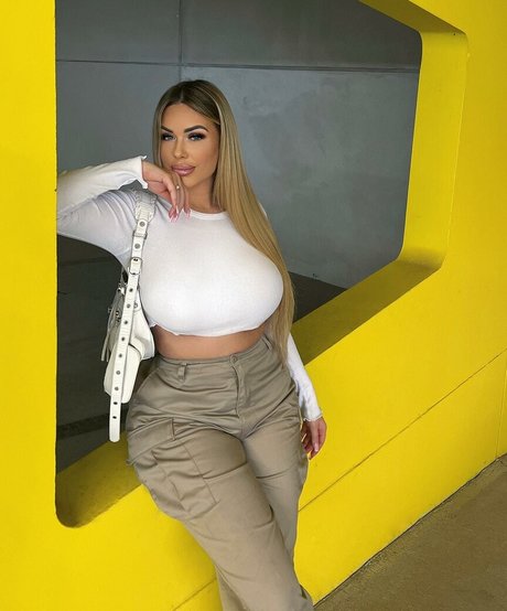 Lisa Amber model perfect img