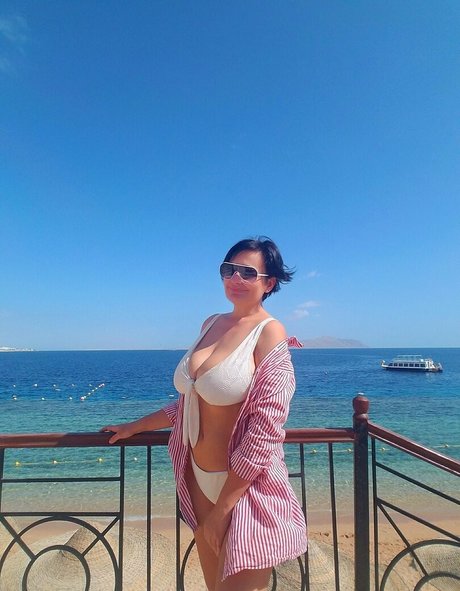 girlwithhugecleavage art model archive