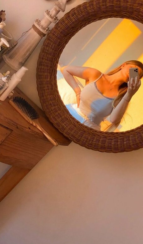 Elizabeth M exclusive actress img