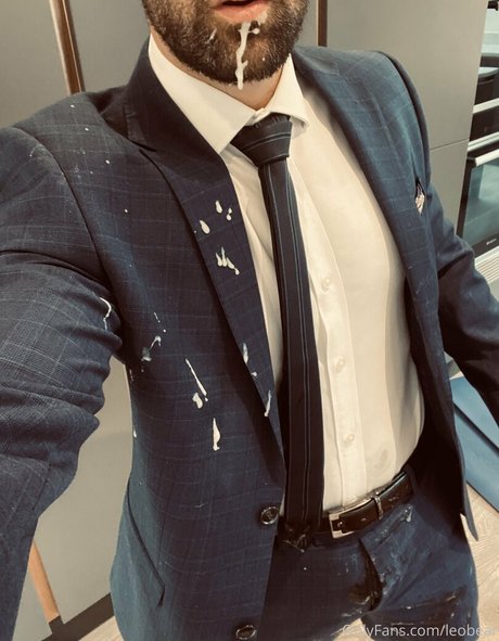 leobear naked model img