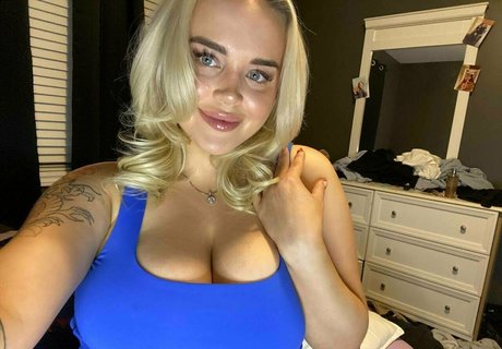 ashleygoeswild erotic model images