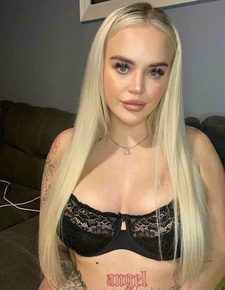 famous girls onlyfans nude picture