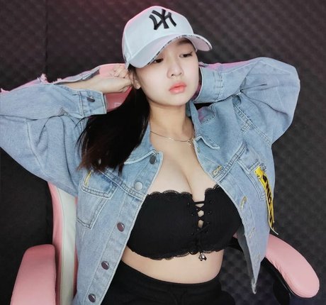 MonicaJeyincaNatasya exclusive model pics