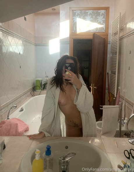 lararoxyrox nude actress picture