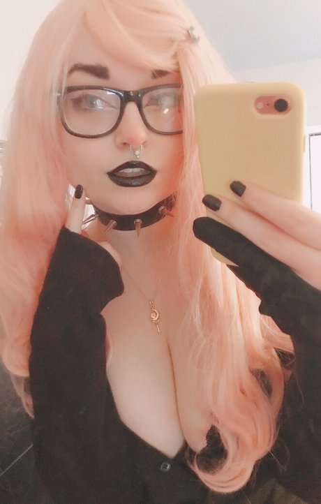 GothTamago adult model pic