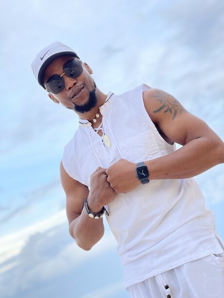 Mr Too Deep pretty model gallery