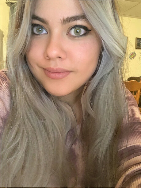 Toestoshow nude model image