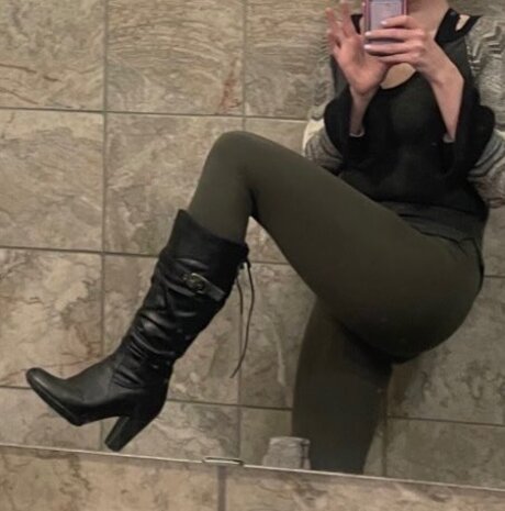 _Mistress Linda model erotic image