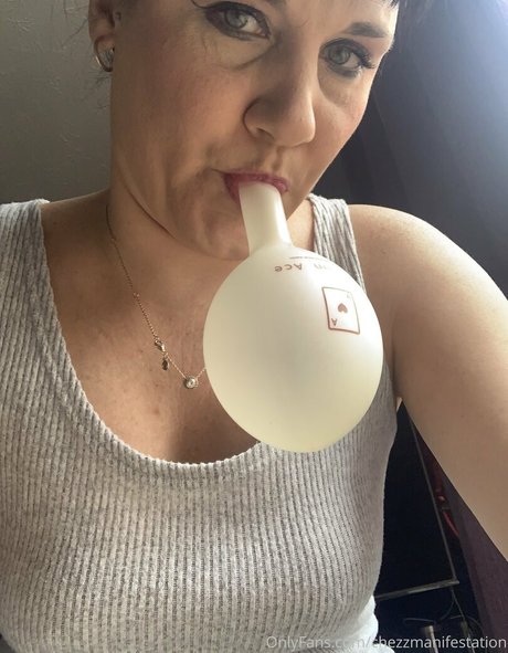 chezzmanifestation model top img