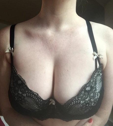 Laura Dawson model exclusive img