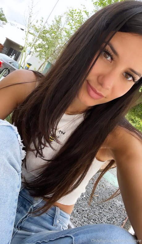 maandymore adult model photos