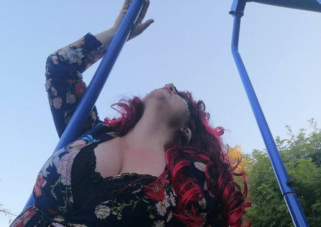 lealadyfree erotic model photo