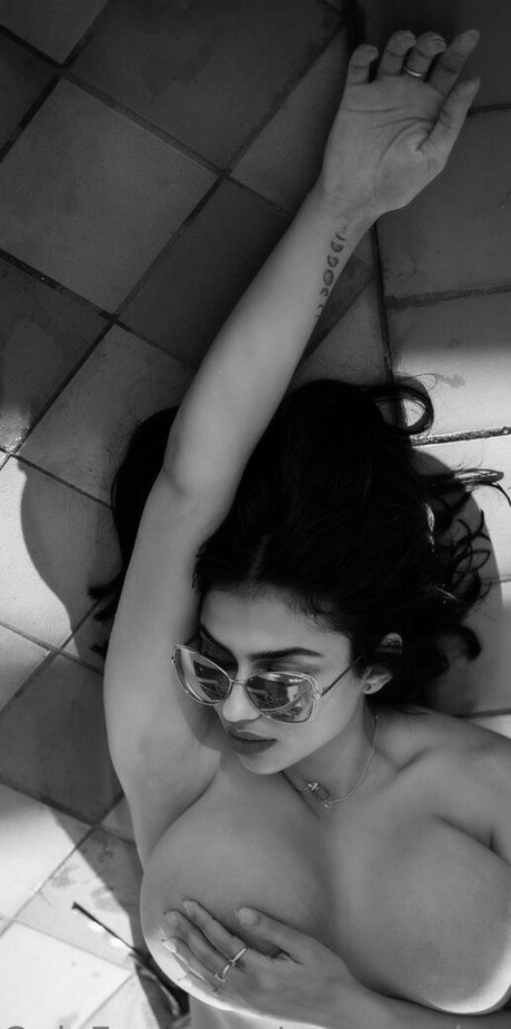 maysexclusive star sexy photo