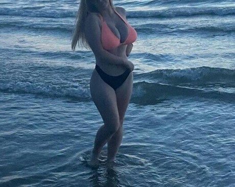 haileyyfriz nudes model pic