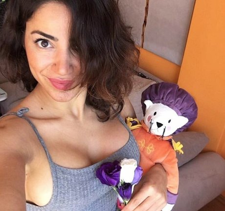 Serpil Cansz model naked image