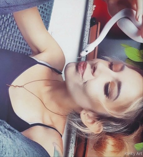 artnvenom hot model picture