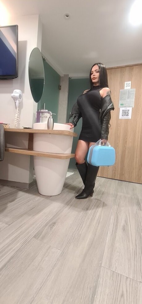 Nicol Loveee perfect actress pics