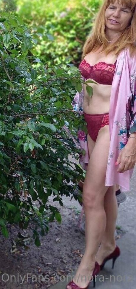 naked nora model pretty images