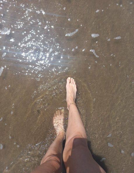 clarita feet top model images