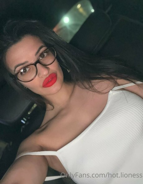 hot lioness model top image