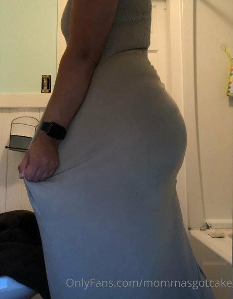 mommasgotcake model sexy pic