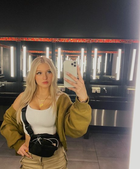 Emma Welyki model adult galleries