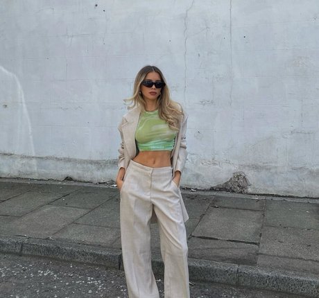 Anneka Madgett model nude img