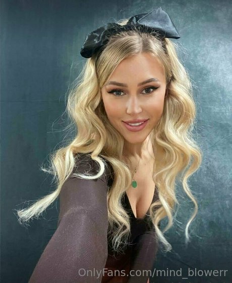 mind blowerr naked star pic