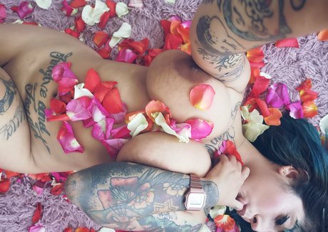 miaumiloucb naked model images