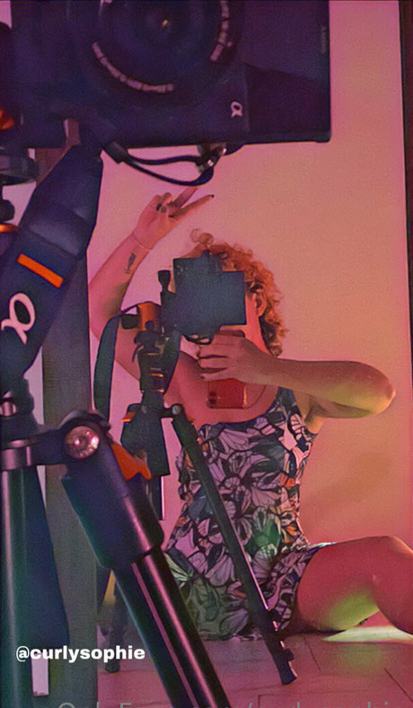 curlysophie naked model pic